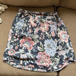 Super cute floral mid length Loft skirt. Light & flows! Size M, worn once.